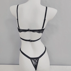 Completo intimo sexy in pizzo nero con spalline regolabili e vista posteriore perizoma