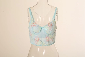 Dettaglio bustier in pizzo azzurro con ricami floreali e un fiocco di seta delicato