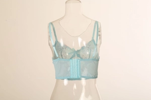Dettaglio retro bustino in pizzo azzurro con chiusura a più ganci e spalline regolabili