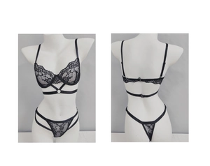 Dettaglio completo di completo intimo in pizzo nero con reggiseno a ferretto e perizoma