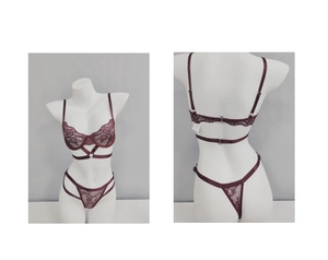Vista dettagliata del set lingerie in pizzo bordeaux con reggiseno a spalline e perizoma