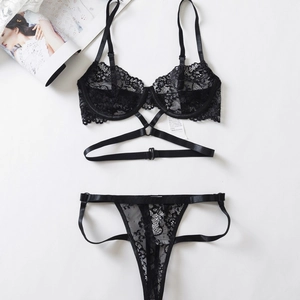 Completo intimo in pizzo nero con reggiseno a listini e perizoma coordinato