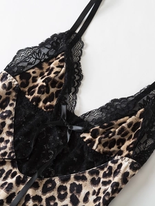 Detail von Leoparden-Dessous mit zarter schwarzer Spitze und einer Satin-Schleife