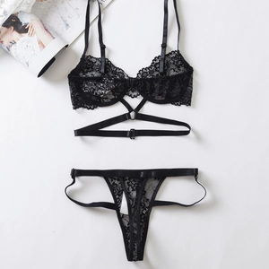 Set lingerie in pizzo nero con reggiseno a chiusura frontale e perizoma coordinato