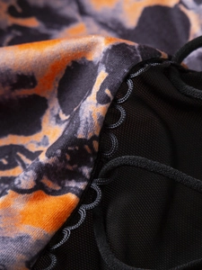 Dettaglio del tessuto stampato di Halloween con mesh nero e bordo in pizzo ondulato