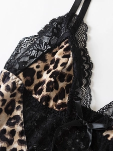 Detailaufnahme von Satin-Unterkleid mit Leopardenmuster, schwarzer Wimpernspitze und Schleife