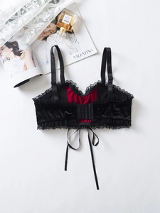 Détail du dos du soutien-gorge en velours avec dentelle, bretelles et noeud satiné