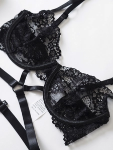 Dettaglio macro del reggiseno in pizzo nero con ferretto e spalline regolabili