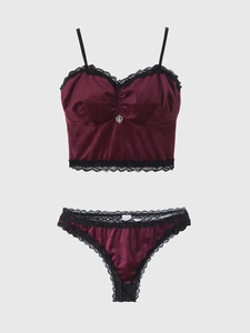 Détail de l'ensemble lingerie en velours bordeaux avec dentelle noire et breloque cœur