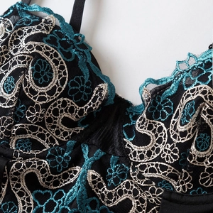 Body en dentelle pour femmes avec broderie florale et détails en maille transparente