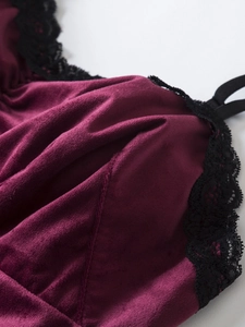 Gros plan détaillé du caraco en velours bordeaux avec bordure en dentelle noire