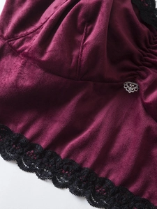 Détail en velours bordeaux avec dentelle noire et boucle en métal en forme de cœur