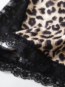 Detailaufnahme der feinen schwarzen Spitze und der Leopard-Druck-Stoffstruktur