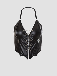 Dettaglio del top halter gotico Y2K in ecopelle con catene in metallo e ciondoli a croce