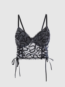 Vue détaillée du bustier en dentelle noire avec broderie de vignes et laçage latéral