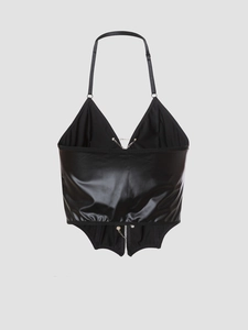 Dettaglio del corsetto gotico Y2K con catene metalliche e pelle sintetica nera lucida