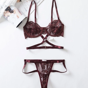Dettaglio del set lingerie in pizzo rosso vino con reggiseno a incrocio e perizoma abbinato