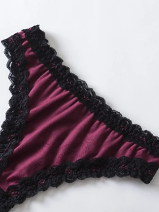 Détail de la culotte en velours bordeaux avec bordure élégante en dentelle noire