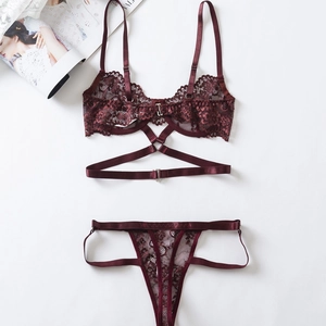 Dettagli del set di lingerie in pizzo bordeaux con reggiseno a fasce e fiori ricamati