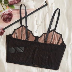 Bralette gothique en dentelle noire avec doublure beige sur fond de soie élégant