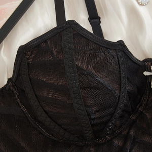 Haut corset gothique en dentelle noire avec broderie florale et bretelles réglables