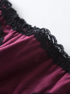 Détails de velours bordeaux et dentelle florale noire sur un ensemble de lingerie sexy