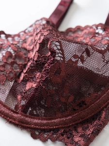 Dettaglio reggiseno in pizzo rosso vino con finiture in raso e spallina regolabile