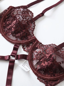Dettaglio reggiseno in pizzo bordeaux con ferretto di supporto e spalline in raso