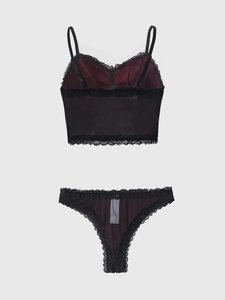 Détail d'un ensemble de lingerie deux pièces en velours bordeaux avec bordure en dentelle