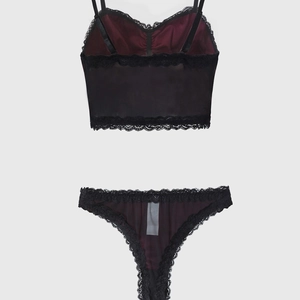 Ensemble de lingerie en velours bordeaux avec bordures en dentelle et broderie florale