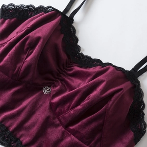 Ensemble lingerie en velours bordeaux avec dentelle noire et pendentif cœur