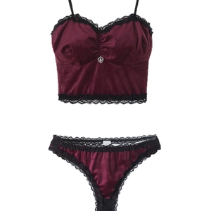 Ensemble lingerie en velours bordeaux avec dentelle noire et pendentif cœur