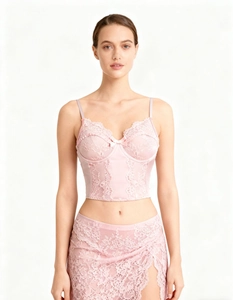 Detailaufnahme des rosa Spitzen-Korsett-Tops mit floraler Textur und Satin-Einsätzen