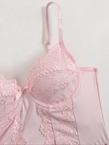 Detailaufnahme des rosa Spitzenkorsetts mit floraler Spitze und Satin für Damenmode