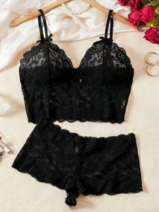 Ensemble de lingerie en dentelle noire avec détails de nœuds et culotte assortie