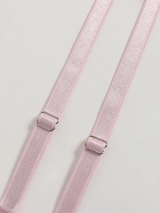 Detail von rosa elastischen Schultergurten mit verstellbaren silbernen Metallschnallen