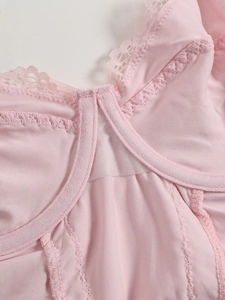 Nahaufnahme des rosa Camisole mit zarter Blumenspitze und Details aus transparentem Mesh