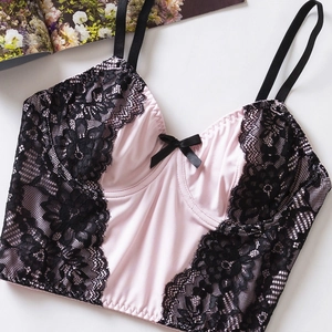 Ensemble lingerie rose soyeuse avec empiècements en dentelle noire et nœud