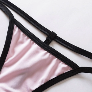 Ensemble lingerie en satin rose et dentelle noire avec sangles élastiques pour femme