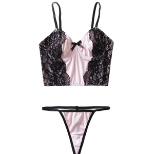 Ensemble de lingerie en satin rose avec dentelle noire et nœud en vue à plat