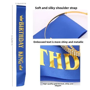 Détail de l'écharpe Birthday King en satin bleu avec lettres dorées et les dimensions