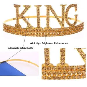 Détail de la couronne KING dorée avec strass AAA scintillants et boucle de sécurité réglable