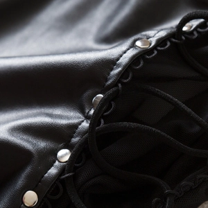 Sexy schwarzer Body aus PU-Leder und Spitze mit silbernen Nieten und Schnürung-Details