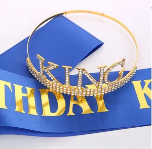 Détail de la couronne dorée KING avec strass et de l'écharpe bleue Birthday King