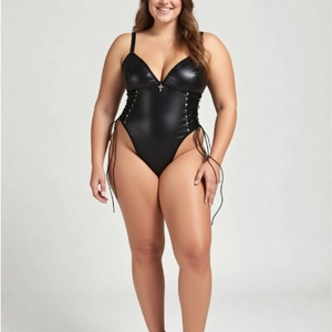 Schwarzer Bodysuit in Übergröße aus Kunstleder mit tiefem V-Ausschnitt und Schnürung seitlich