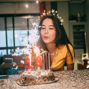 Serre-tête doré avec étoiles 3D, perles et strass pour coiffure de fête d'anniversaire