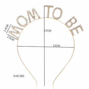 Detailed size chart for Mom To Be gold rhinestone headband with 17x12cm dimensions