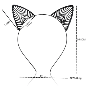 Diadema de orejas de gato en metal negro con patrones calados y dimensiones detalladas