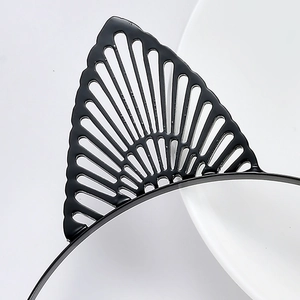 Primer plano de una diadema de orejas de gato en metal negro con diseño radial hueco