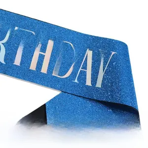 Dettaglio ravvicinato della fascia di compleanno blu glitterata con scritta argento